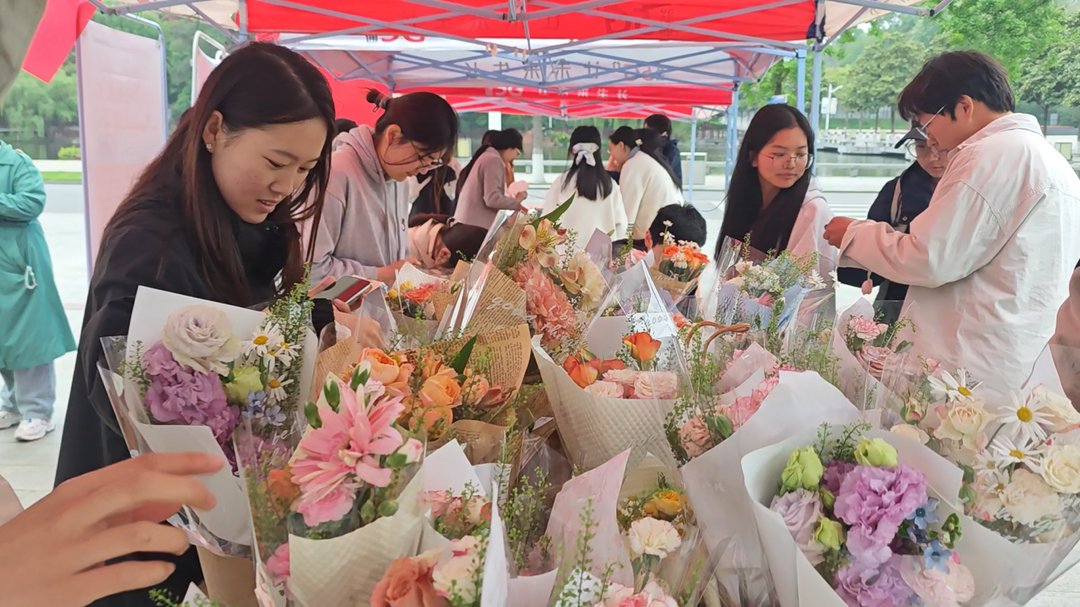 墨韵传情，诗换花开一全民阅读活动周系列活动成功举办